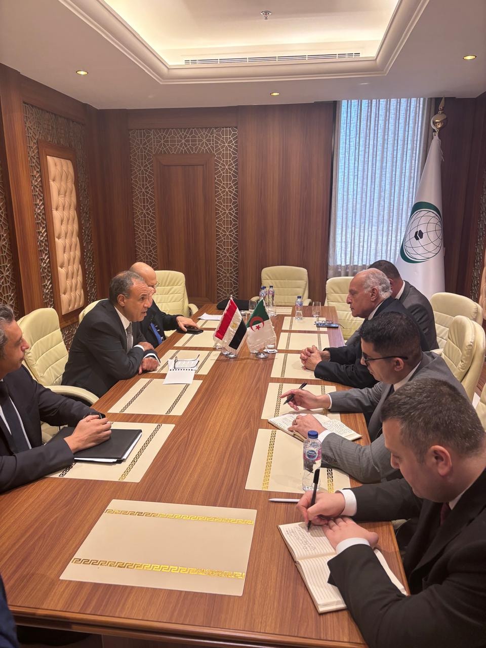 مشاورات مصرية – جزائرية بجدة لتعزيز العلاقات الثنائية وبحث المستجدات الإقليمية