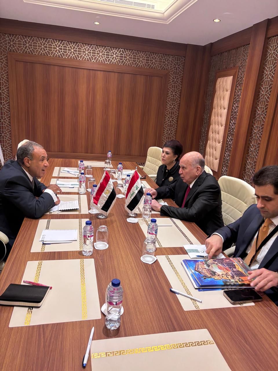 لقاء ثنائي بين وزيري خارجية مصر والعراق على هامش الدورة الاستثنائية لمجلس وزراء خارجية منظمة التعاون الإسلامي بجدة