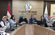 عمار تتابع مع محافظ سوهاج اثناء متابعة سير العملية الانتخابية بغرفة العمليات المركزية