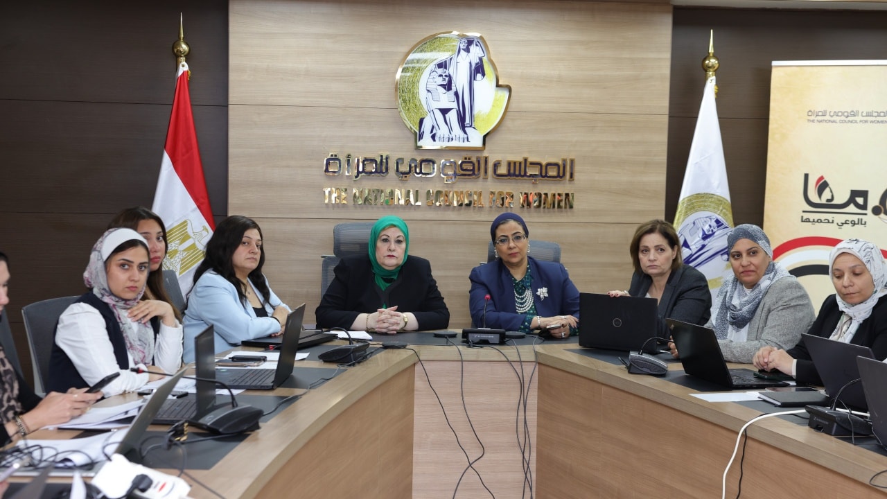 عمار تتابع مع محافظ سوهاج اثناء متابعة سير العملية الانتخابية بغرفة العمليات المركزية
