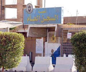 السعودية.. شقة سكنية تستخدم للدعارة وضبط 5 نساء و6 رجال