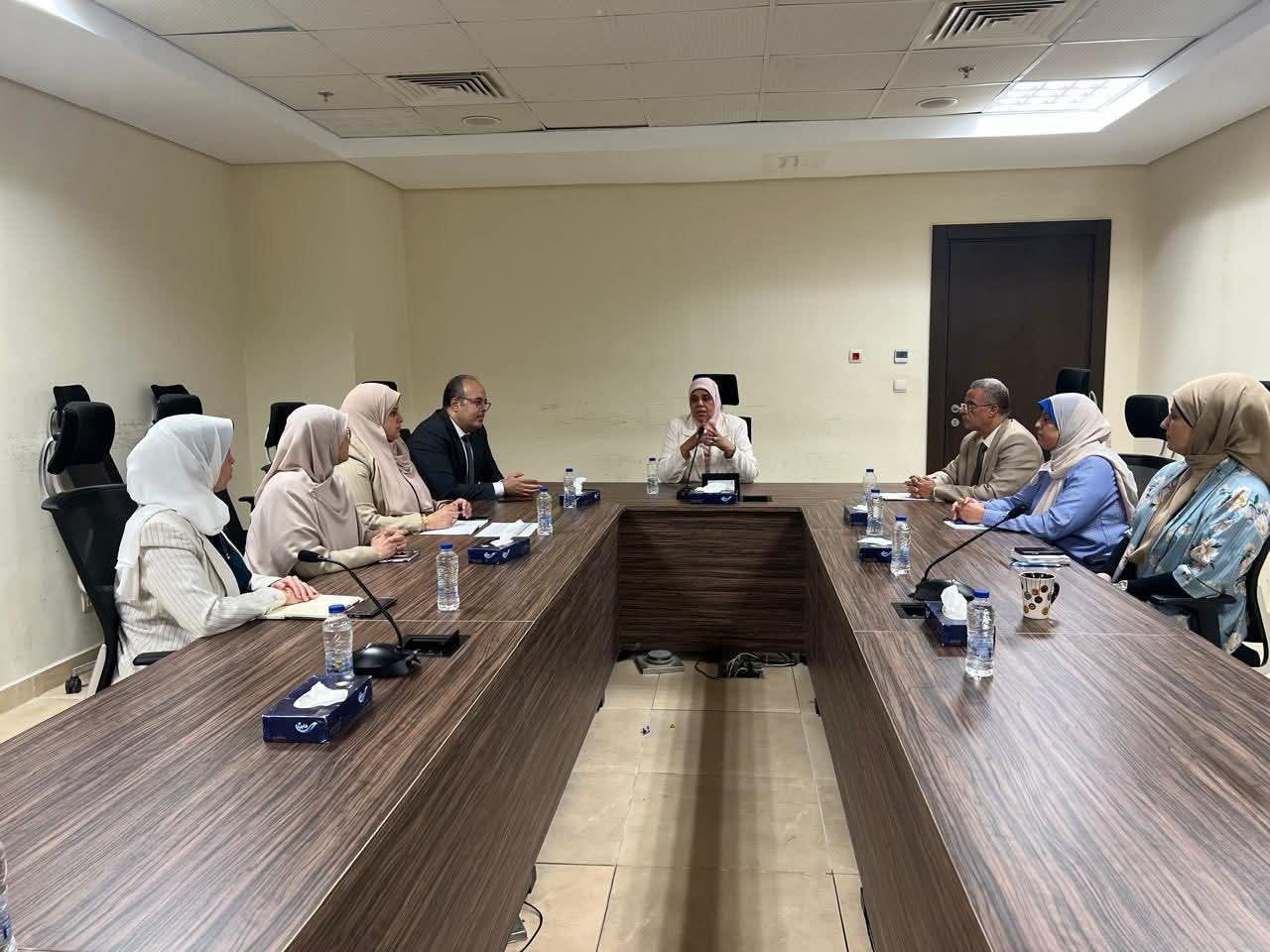 المشرف على الإسكان تناقش آليات العمل بالقطاع والوقوف على موقف الزيارات الميدانية