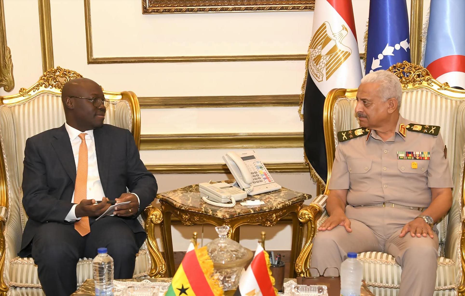 وزير الدفاع يلتقى وزير المالية والتخطيط الإقتصادى والقائم بأعمال وزير الدفاع لغانا