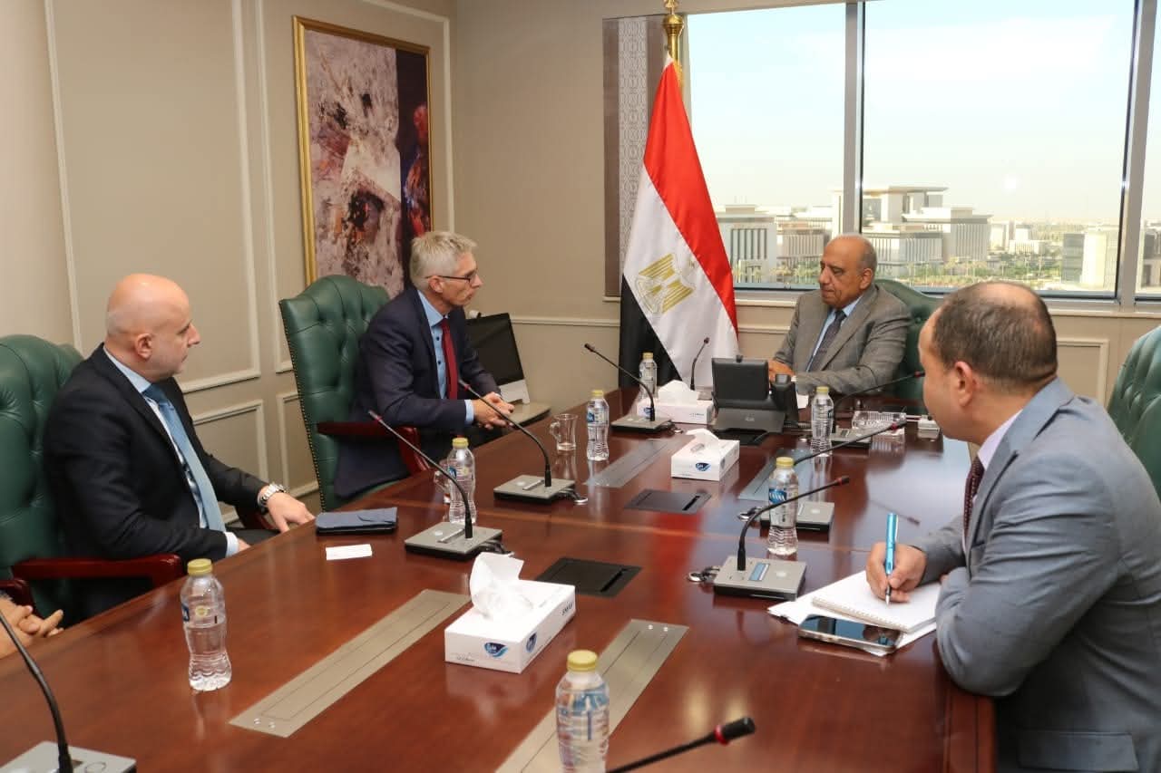 وزير الكهرباء يبحث مع شركة 