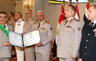 وزير الدفاع يكرم قادة القوات المسلحة الذين أوفوا العطاء بالقوات المسلحة