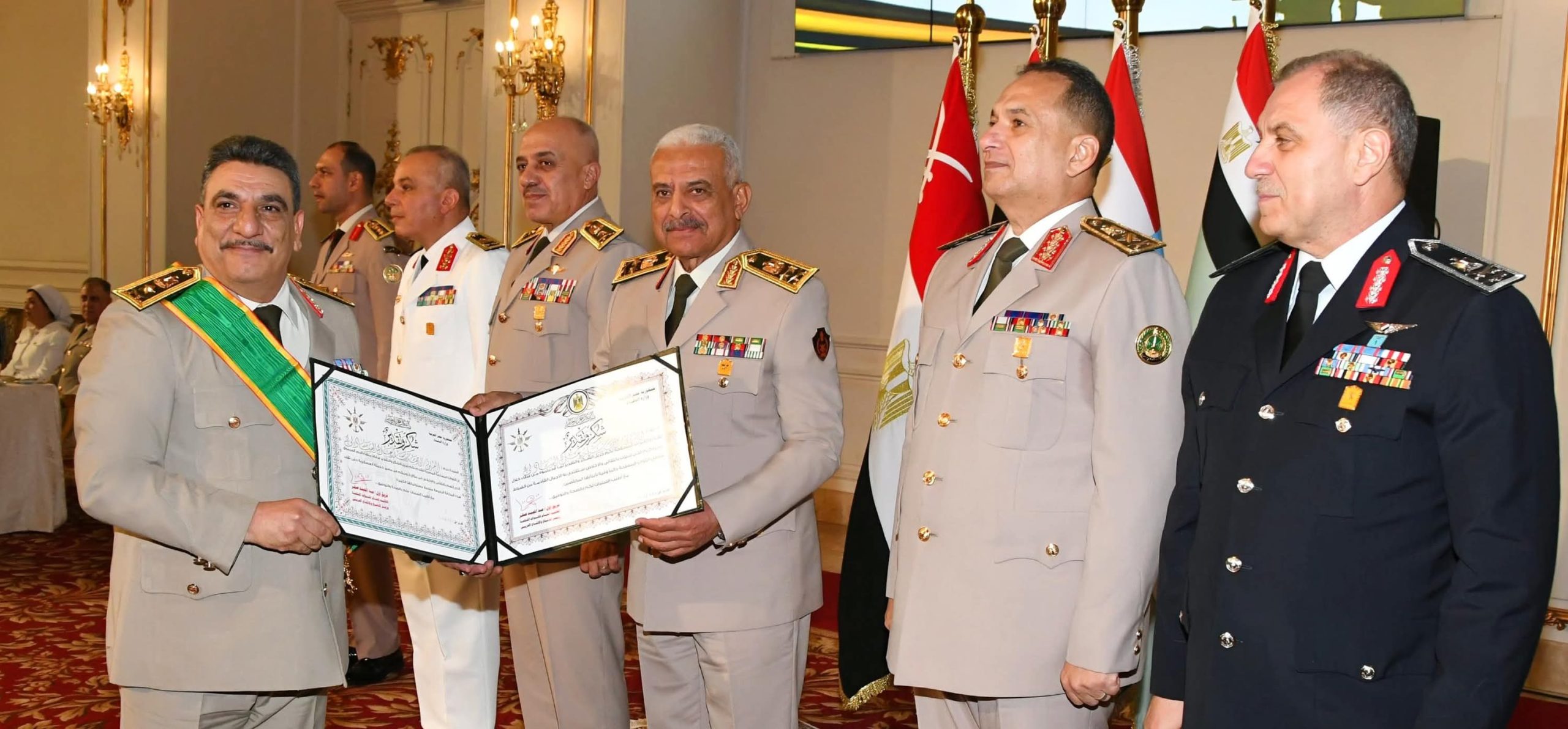 وزير الدفاع يكرم قادة القوات المسلحة الذين أوفوا العطاء بالقوات المسلحة