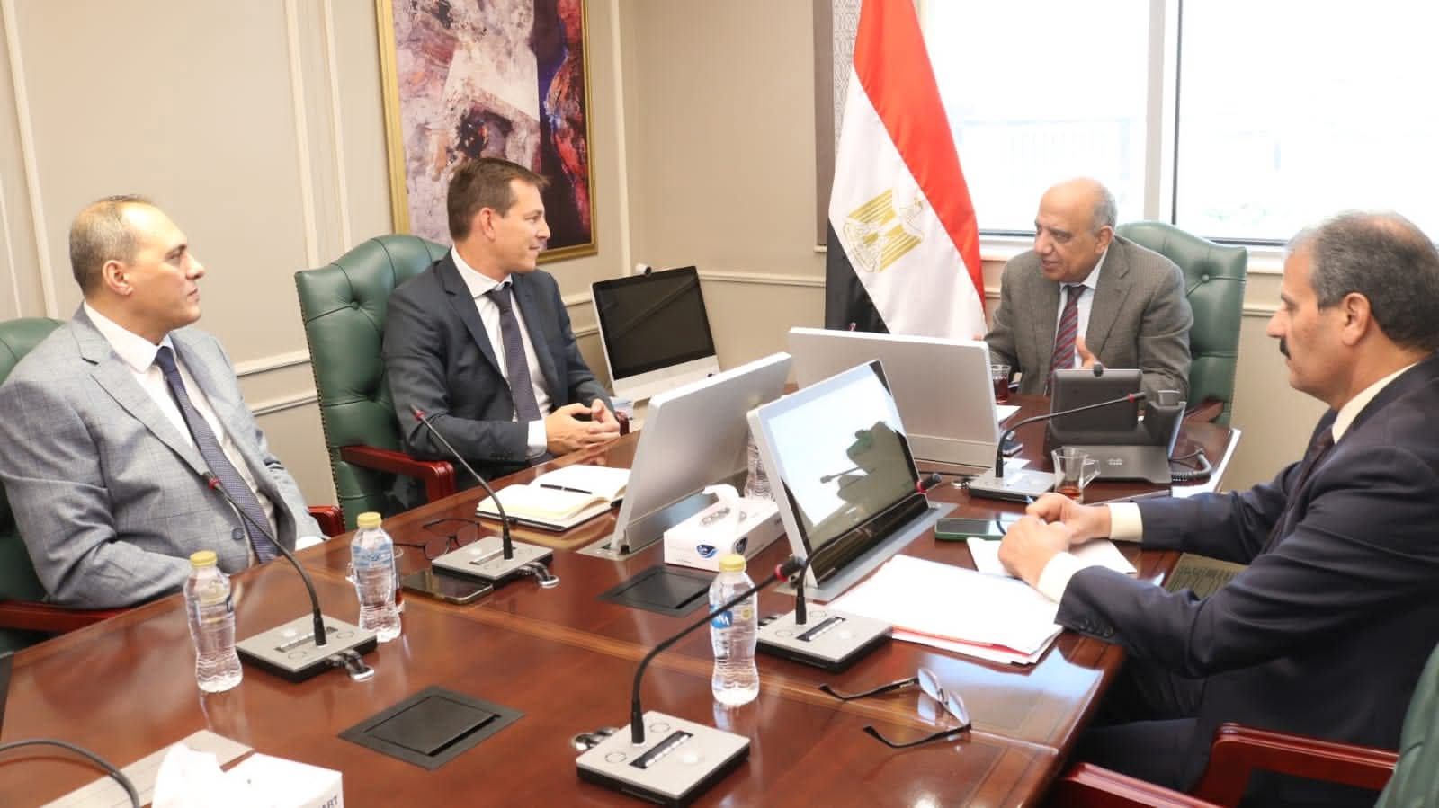 عصمت يبحث مع شركة شنايدر إليكتريك مستجدات تنفيذ مبادرة تحسين كفاءة استخدام الطاقة في المصانع