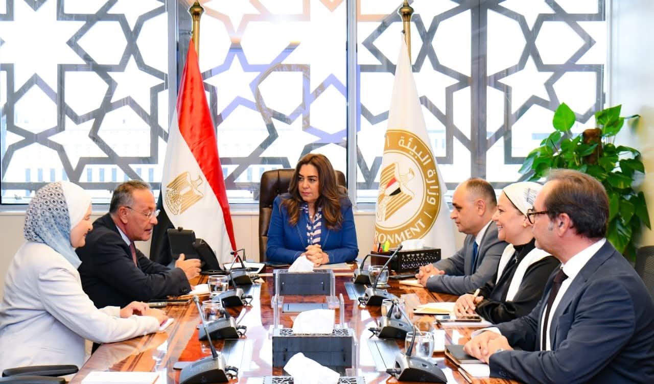 عوض تلتقي الرئيس التنفيذي لهيئة المتحف المصري الكبير لبحث مختلف الجوانب البيئية للمتحف