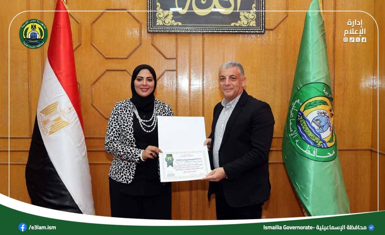محافظ الإسماعيلية يكرم مدير عام مديرية التموين
