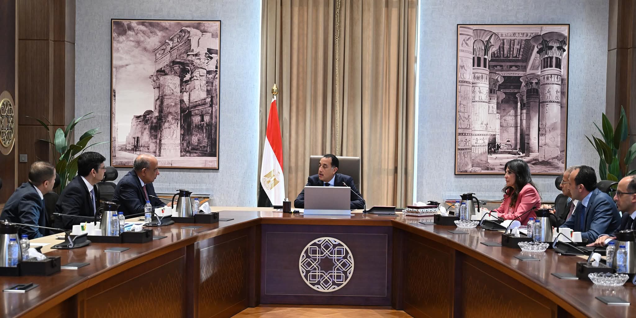 مدبولى يلتقي مسئولي شركة 