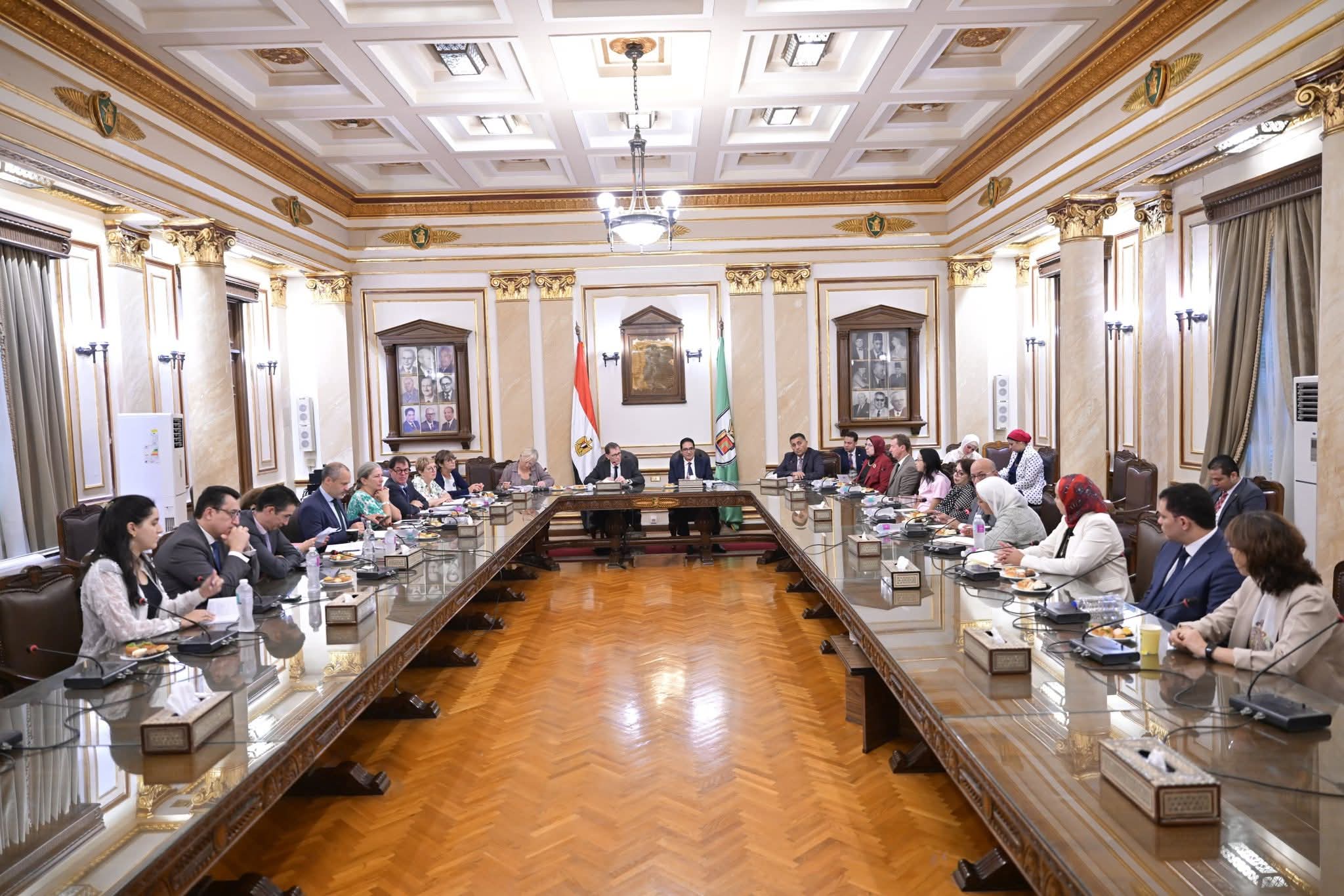 رئيس جامعة القاهرة يلتقى وفد لجنة الثقافة والتعليم والاتصال والرياضة بمجلس الشيوخ الفرنسى