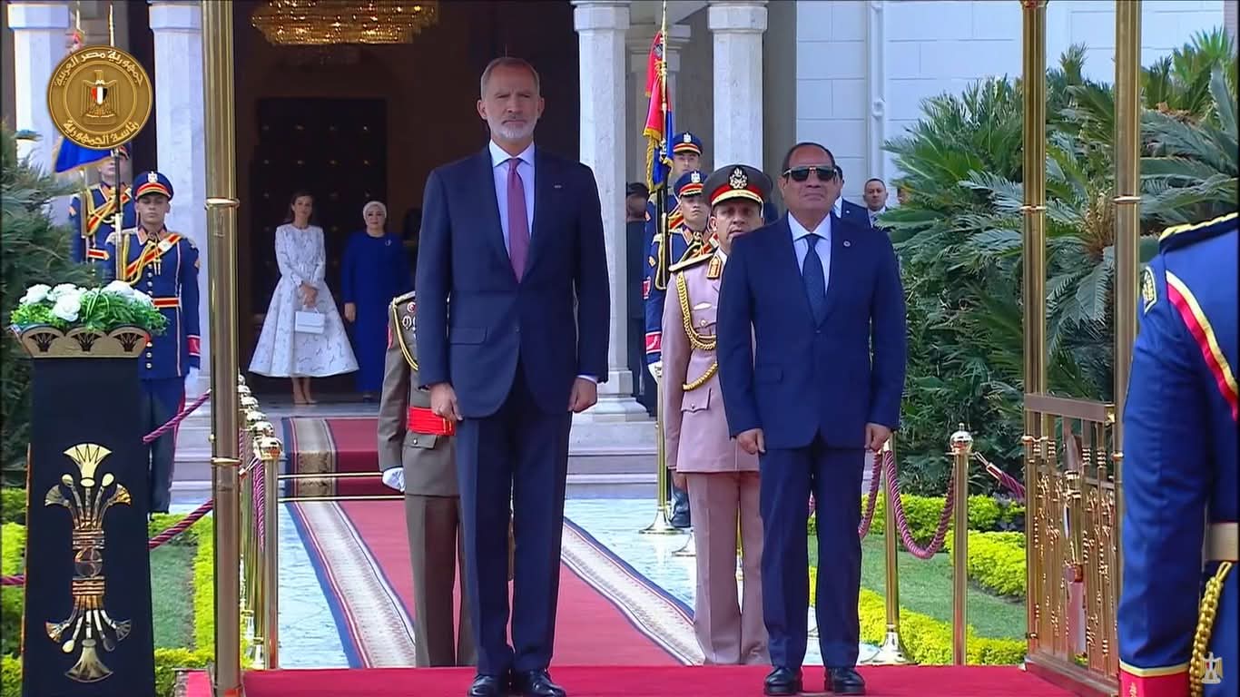 الرئيس السيسي وقرينته  يستقبلان ملك إسبانيا وقرينته بقصر الاتحادية