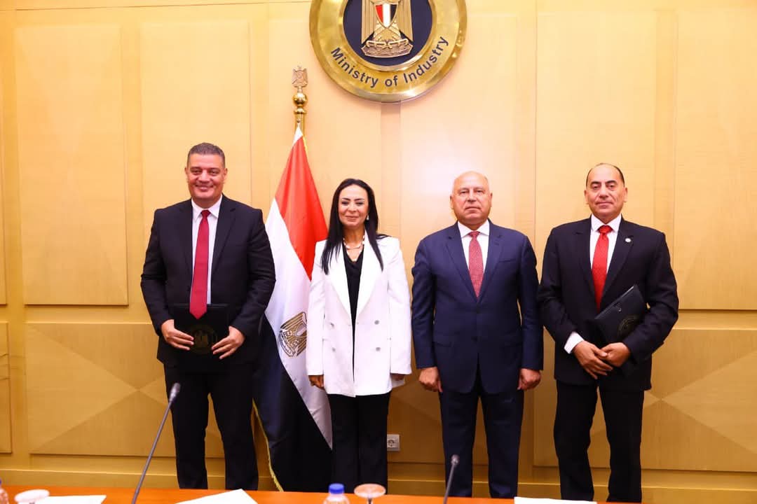 وزير الصناعة والنقل ووزيرة التضامن يشهدان توقيع بروتوكول تعاون لرعاية المسنين المحالين للتقاعد من وزارة الصناعة