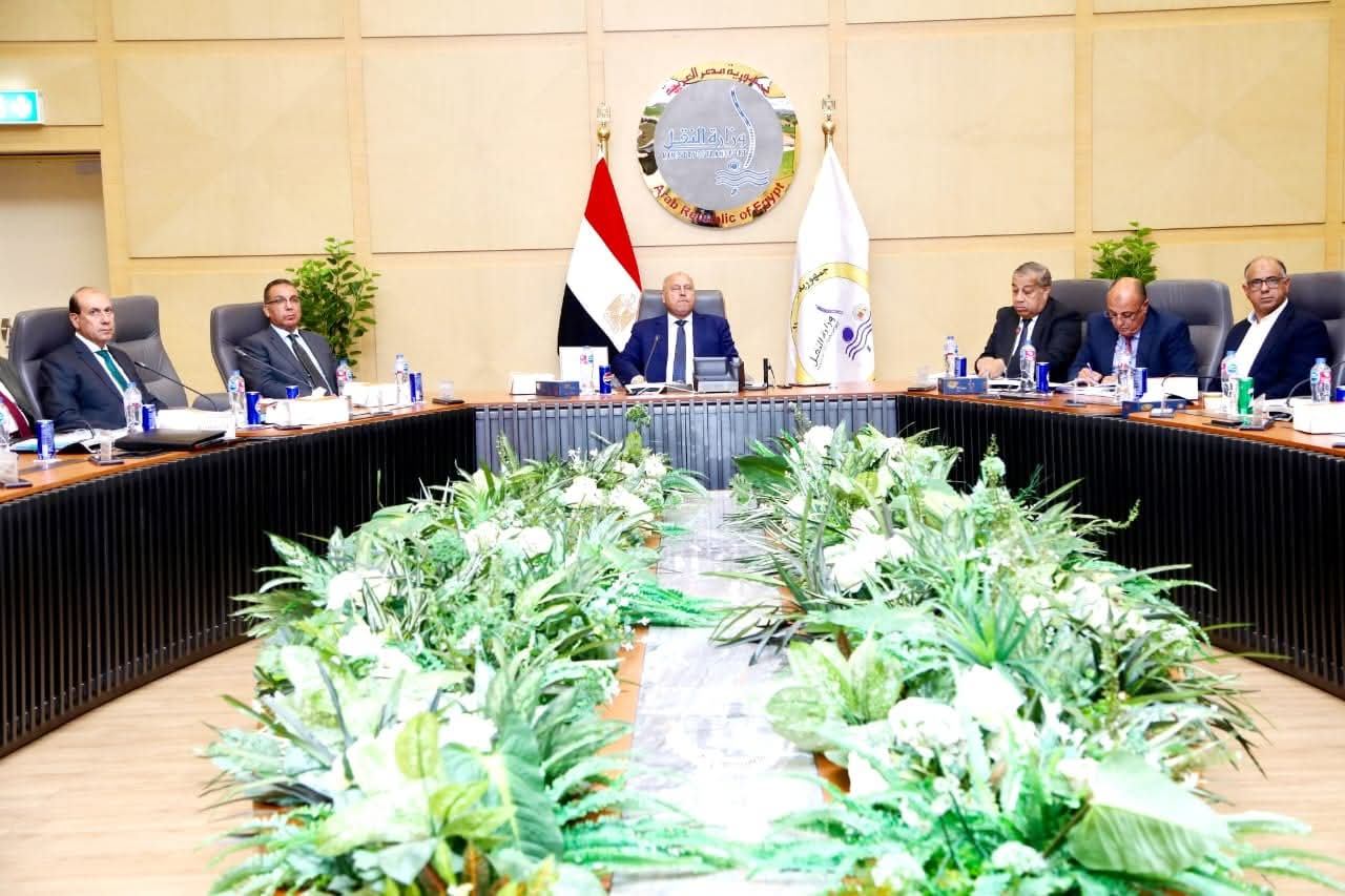 الوزير يترأس اجتماع الجمعية العامة للشركة القابضة لمشروعات الطرق والكباري والنقل البري