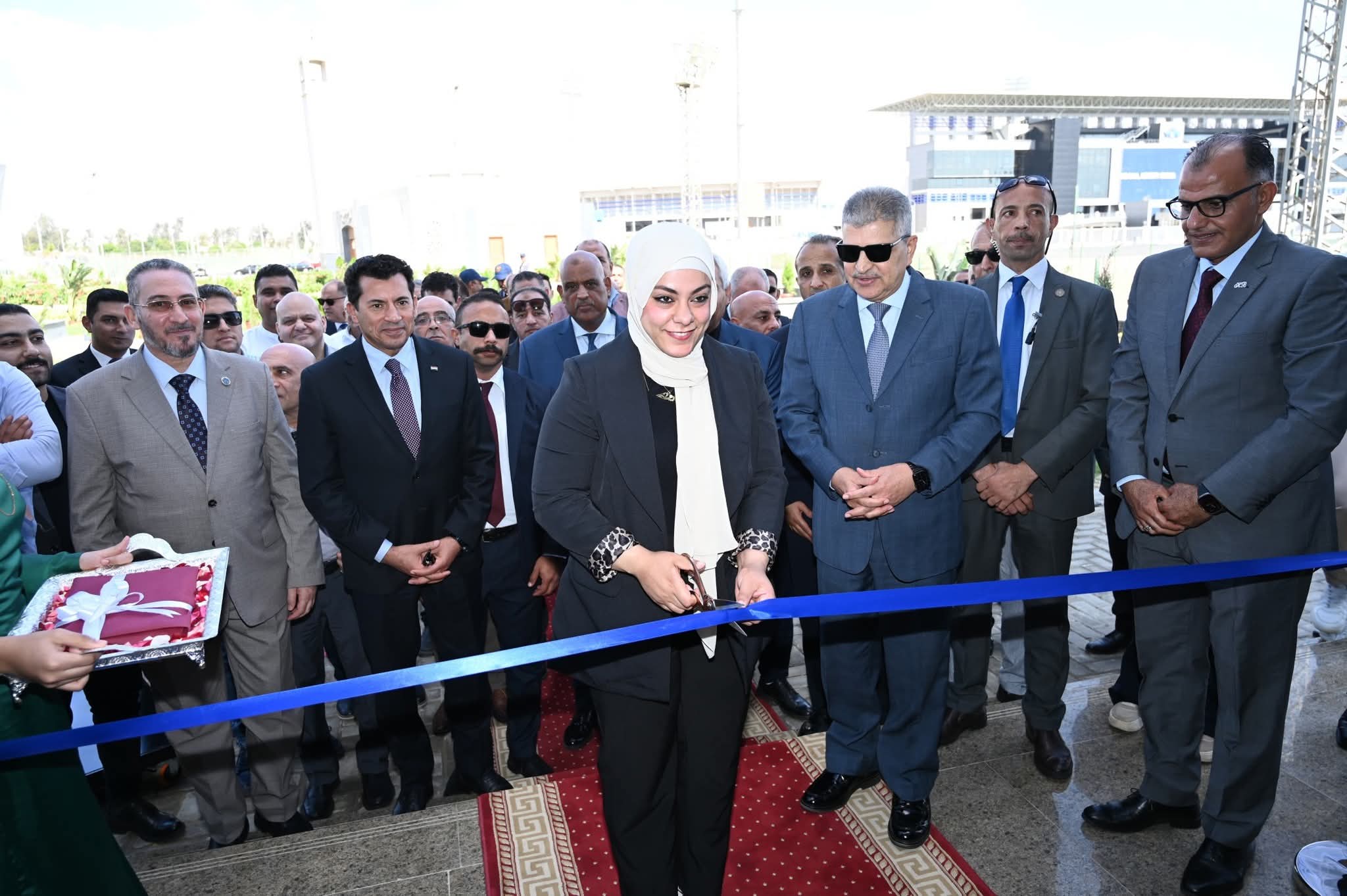 صبحي ورئيس هيئة القناة يشهدان افتتاح الصالة الدولية لرفع الأثقال «سارة سمير» بالقرية الأولمبية لقناة السويس