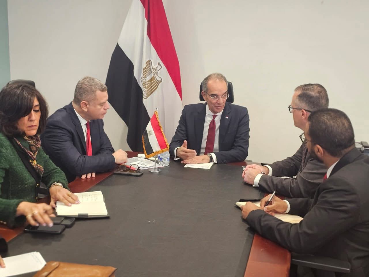 وزير الاتصالات يبحث مع مسئولى كبرى الشركات الأمريكية التوسع فى استثماراتها فى مجال التعهيد فى مصر والتعاون فى بناء القدرات الرقمية