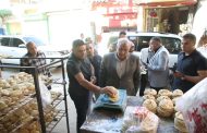 الزملوط يمنح مكافأة لأحد المخابز بالخارجة.. لالتزامه بجودة إنتاج الخبز