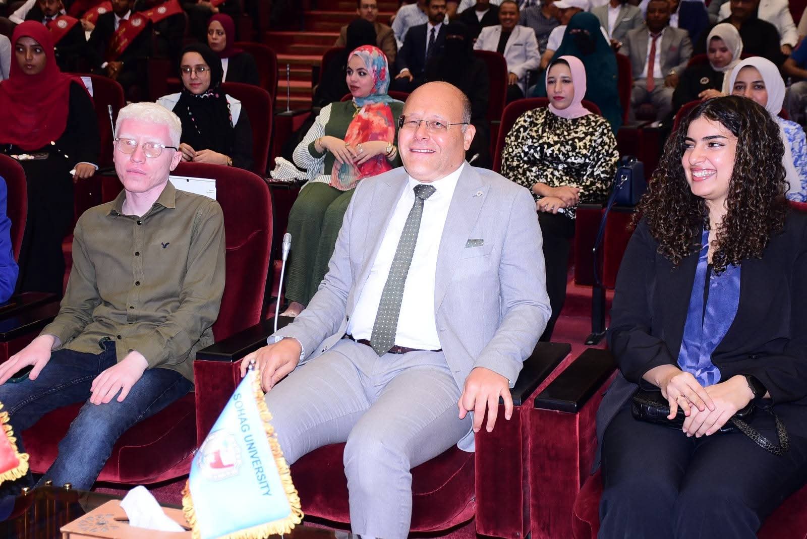 النعماني يحتفل مع المعيدين الجدد ويهنأهم لانضمامهم للهيكل الأكاديمي لجامعة سوهاج