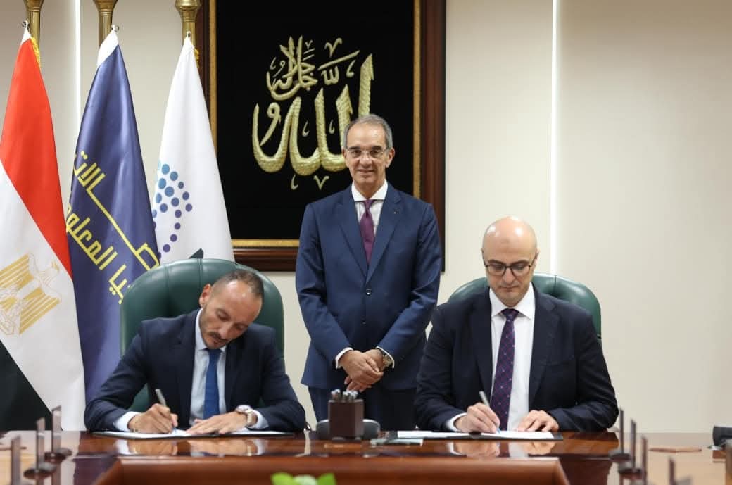 وزير الاتصالات يشهد مراسم توقيع تراخيص خدمات و
