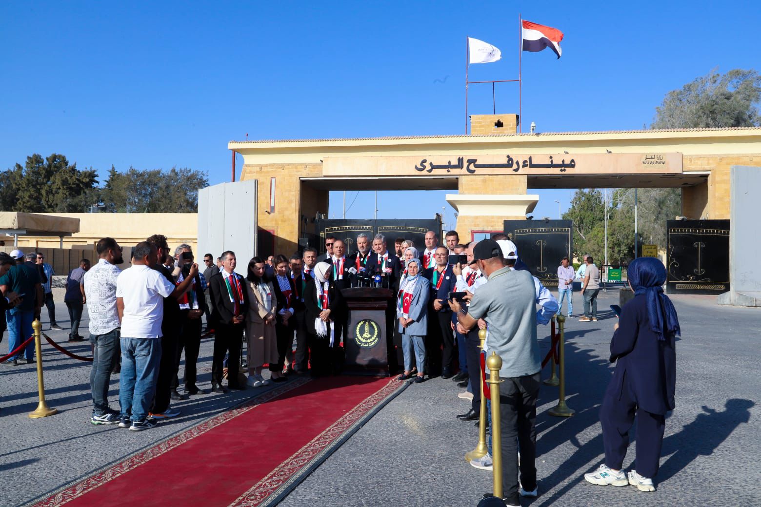 وفد برلماني تركى يزور معبر رفح البري