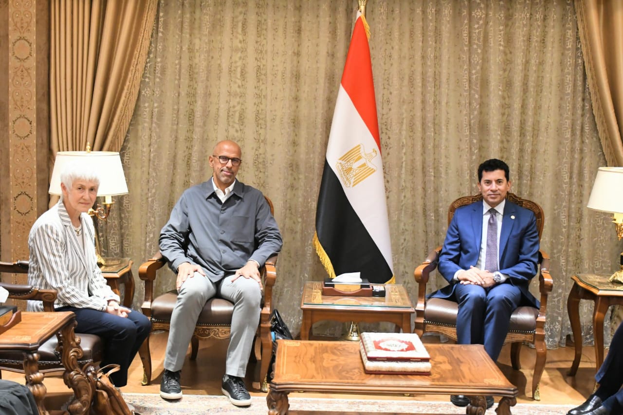 وزير الرياضة يلتقي رئيس الاتحاد الدولي للاسكواش