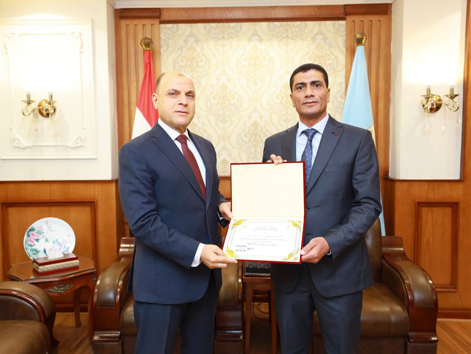 محافظ كفرالشيخ يكرم المتميزين بإدارة الإيرادات تقديراً لجهودهم وتميزهم