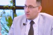 خبير اقتصادي يكشف أسباب استمرار تراجع سعر صرف الدولار مقابل الجنيه