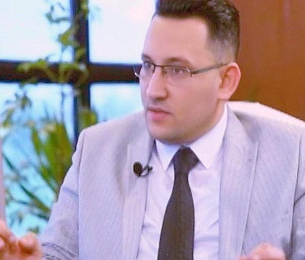 خبير اقتصادي يكشف أسباب استمرار تراجع سعر صرف الدولار مقابل الجنيه