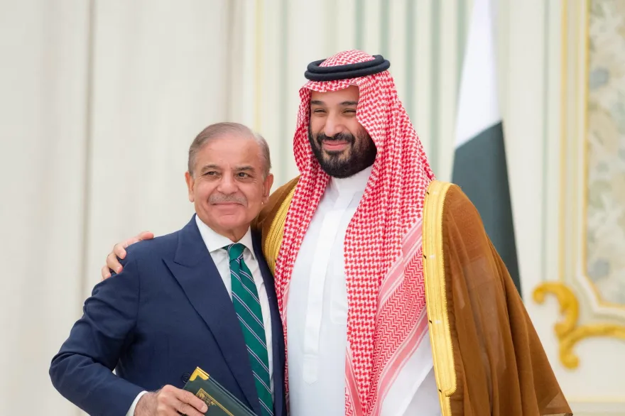 السعودية وباكستان توقعان اتفاقية دفاع مشترك