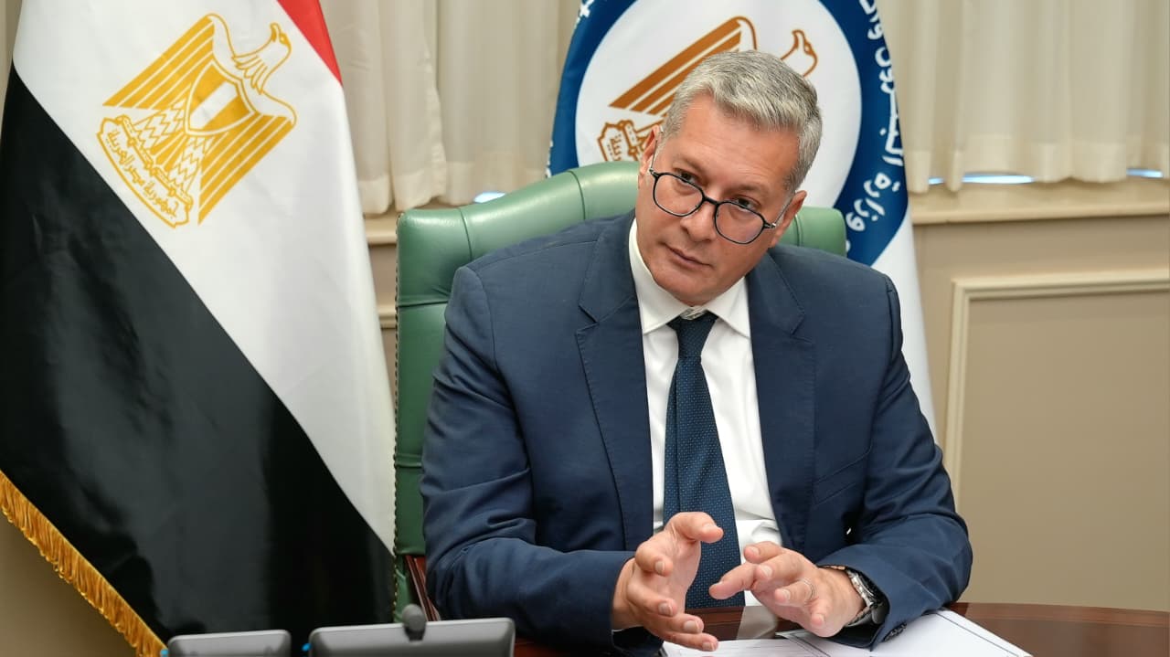 بدوى يستقبل جثمان الشهيد حسام خليفة بمطار القاهرة ويشارك في تشييع الجنازة