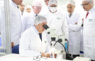 عبدالغفار يشهد التشغيل التجريبي لخط إنتاج فلاتر الغسيل الكلوي بمصنع «وادى النيل إشتيو للصناعات الدوائية»