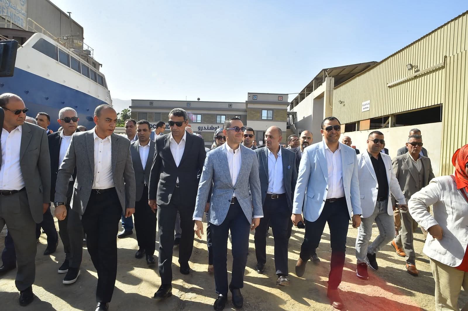 الخطيب ومحافظ السويس يتفقدان المنطقة الحرة بعتاقة والأدبية بالسويس الجديدة