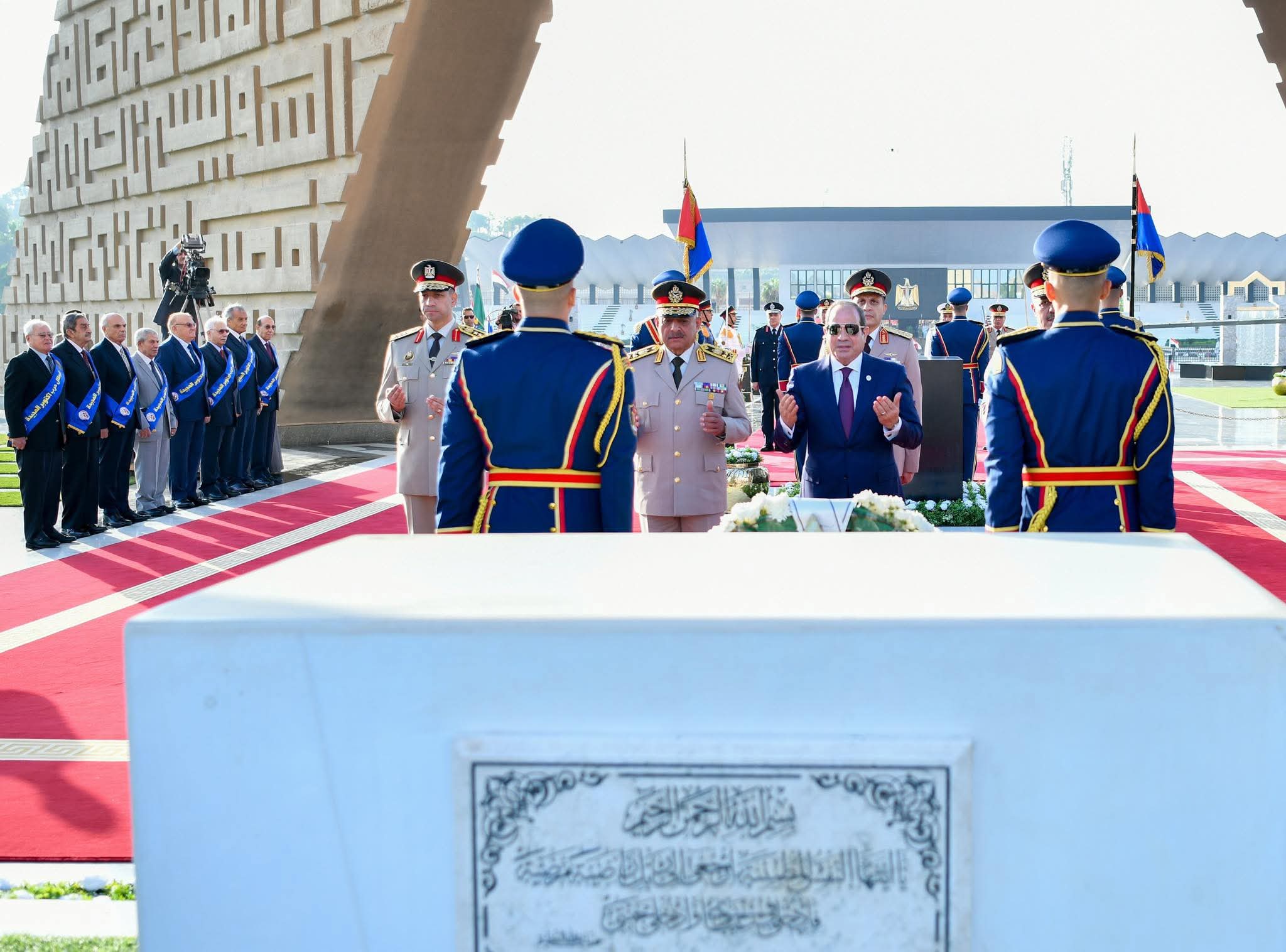 بالصور.. الرئيس السيسى يضع إكليل الزهور على قبر الجندي المجهول بمناسبة الاحتفال بذكرى انتصارات اكتوبر