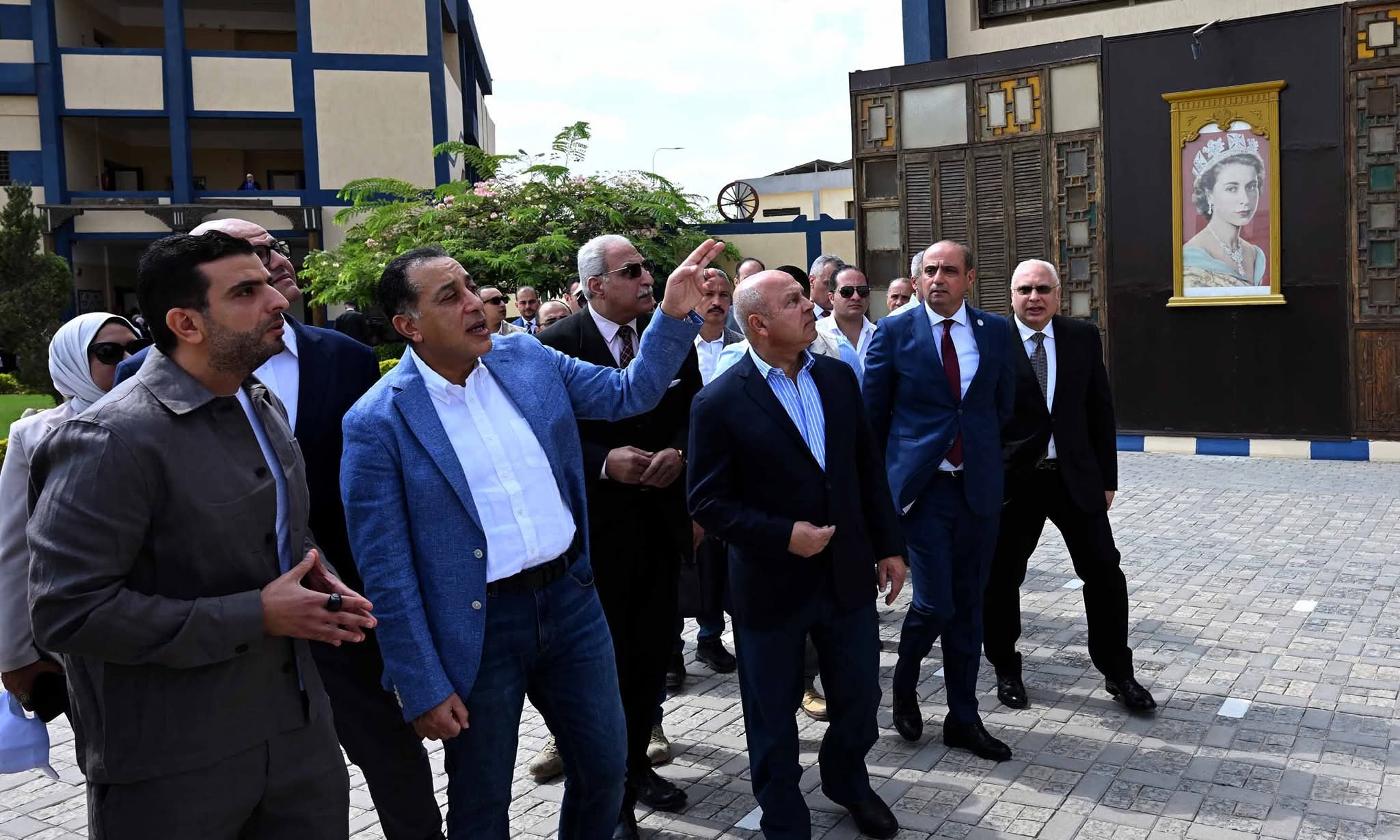 رئيس الوزراء يتفقد مدرسة 