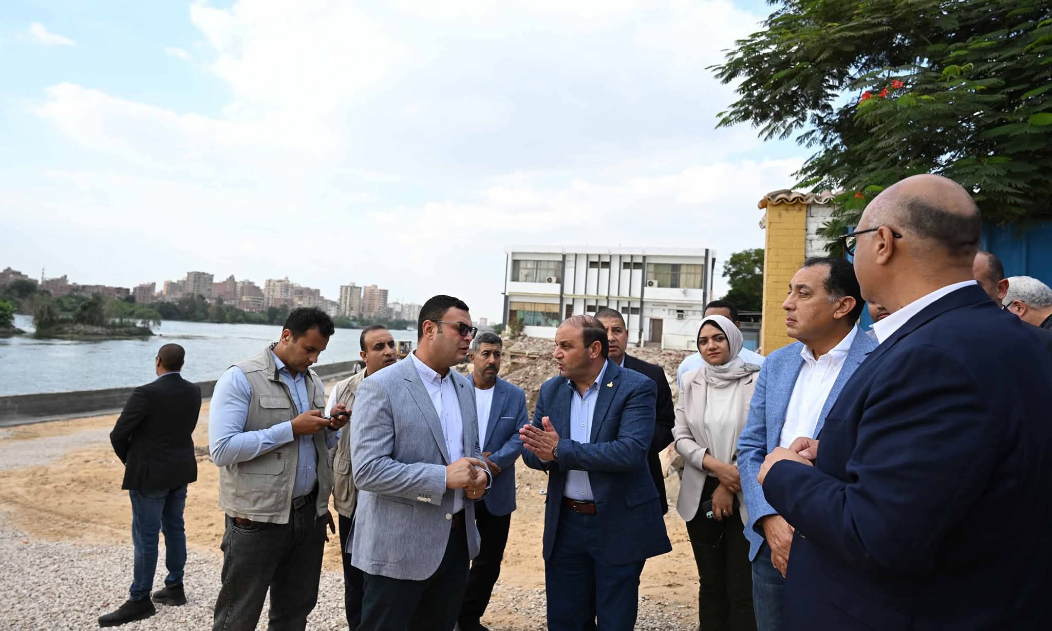 رئيس الوزراء يتفقد 