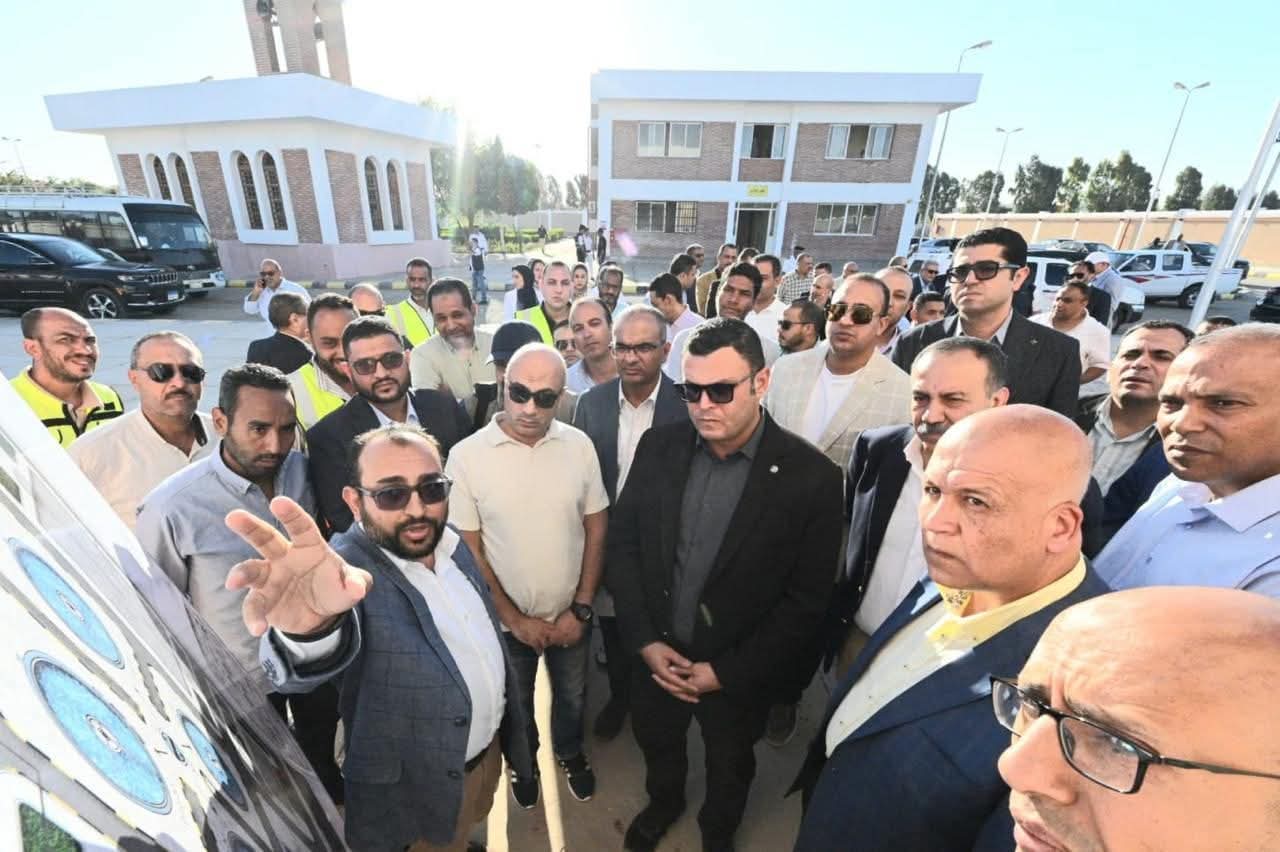 وزير الإسكان ومحافظ أسيوط يتفقدان محطة تنقية مياه الشرب وأعمال الطرق والمحاور والممشى السياحي