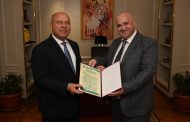 وزير الصناعة والنقل يسلم شهادات التحقق من تقارير البصمة الكربونية لـ6 شركات محلية رائدة في مختلف القطاعات الصناعية