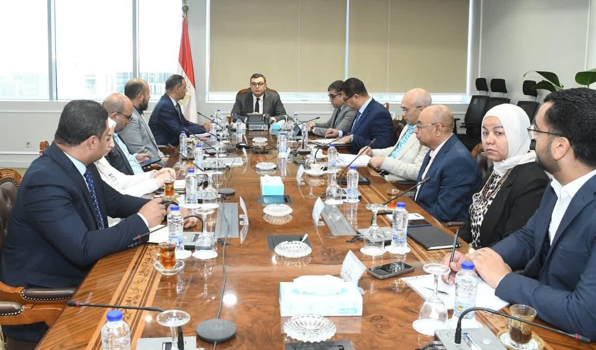 وزير الإسكان يتابع موقف تنفيذ وحدات مشروع 