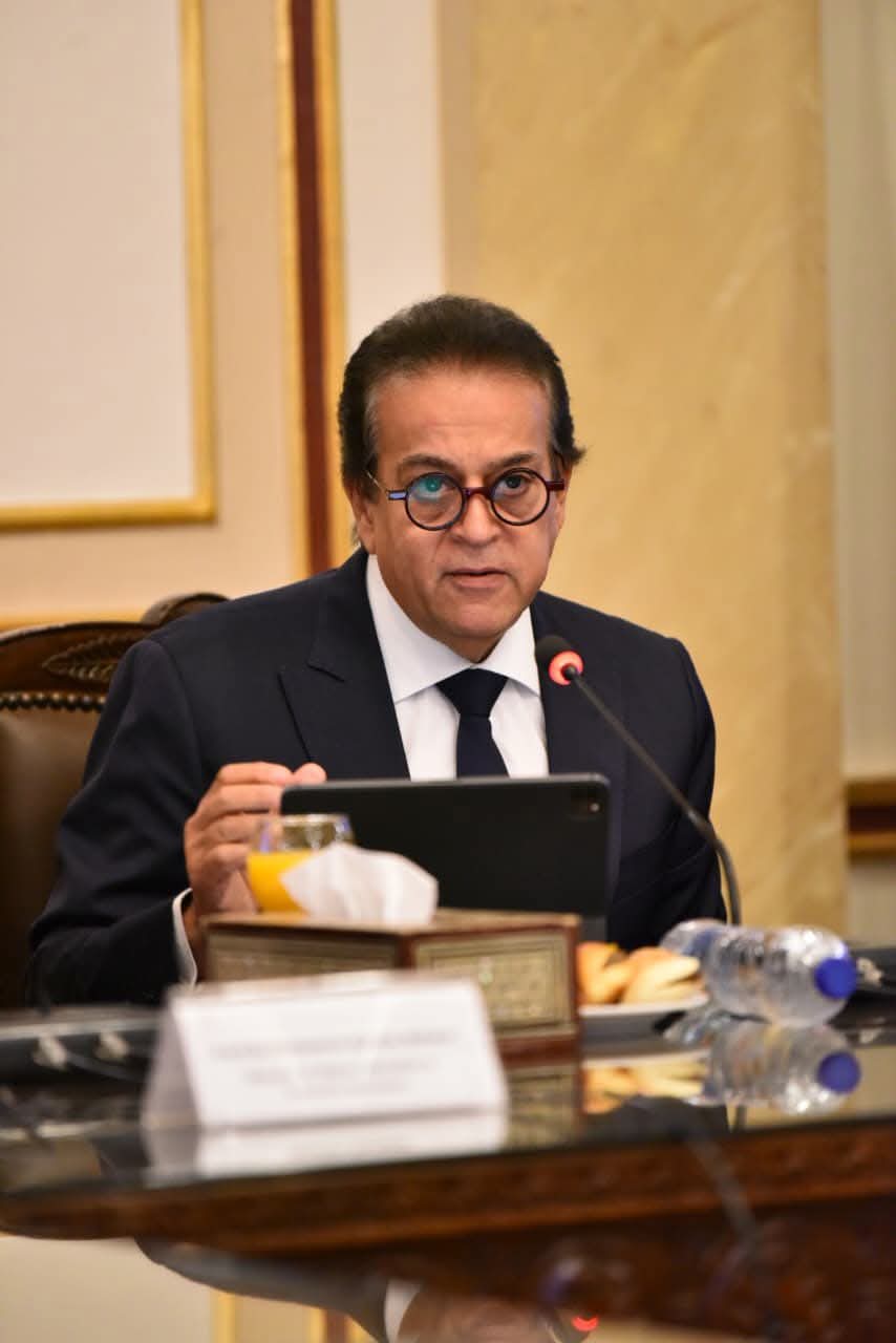 وزير الصحة يشارك في مائدة مستديرة حول استخدامات الذكاء الاصطناعي في الرعاية الصحية