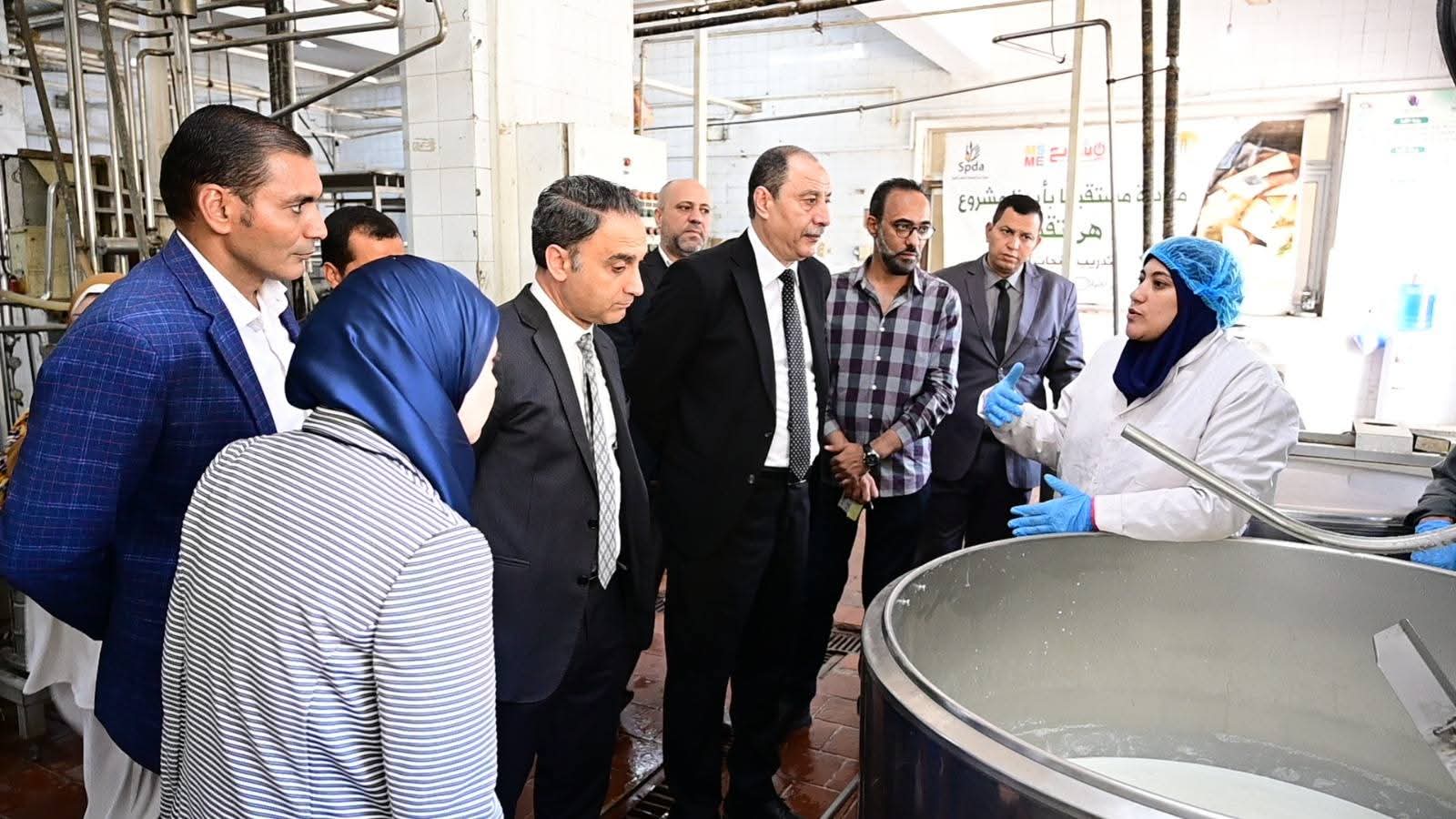 جامعة الفيوم: تفقد الوحدة النموذجية للألبان ومعمل زراعة الأنسجة النباتية بكلية الزراعة
