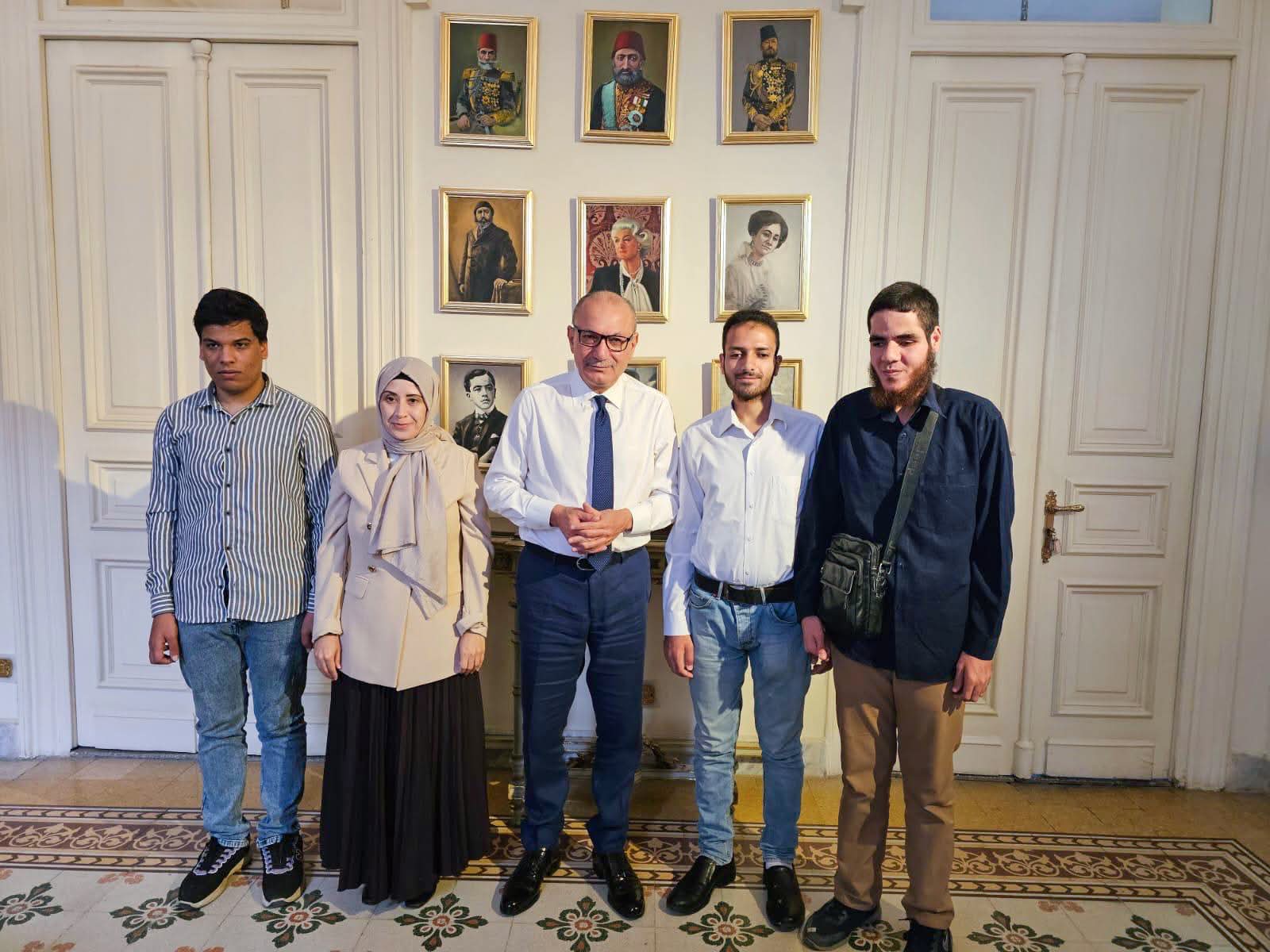 السفير التركي بالقاهرة يكرّم ثلاثة طلاب مصريين مكفوفين تميزوا في تعلم اللغة التركية