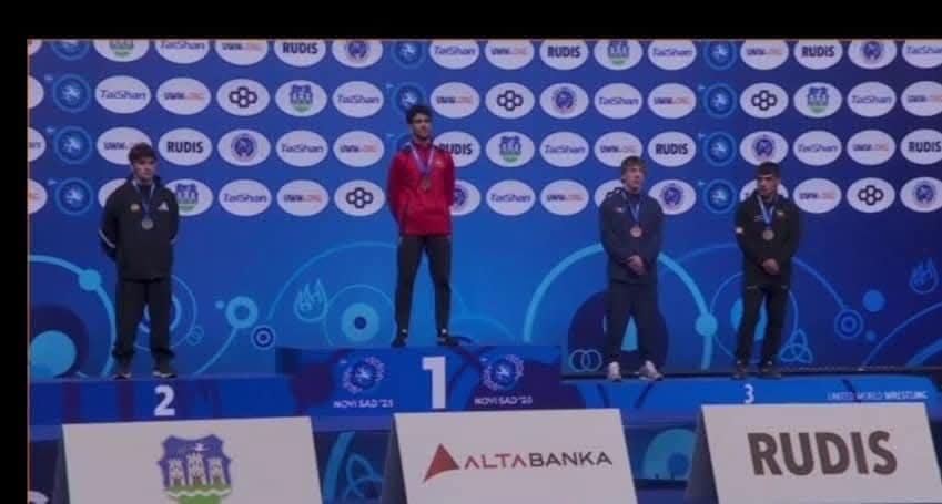 صبحي يهنئ البطل محمد حسن بذهبية العالم في المصارعة