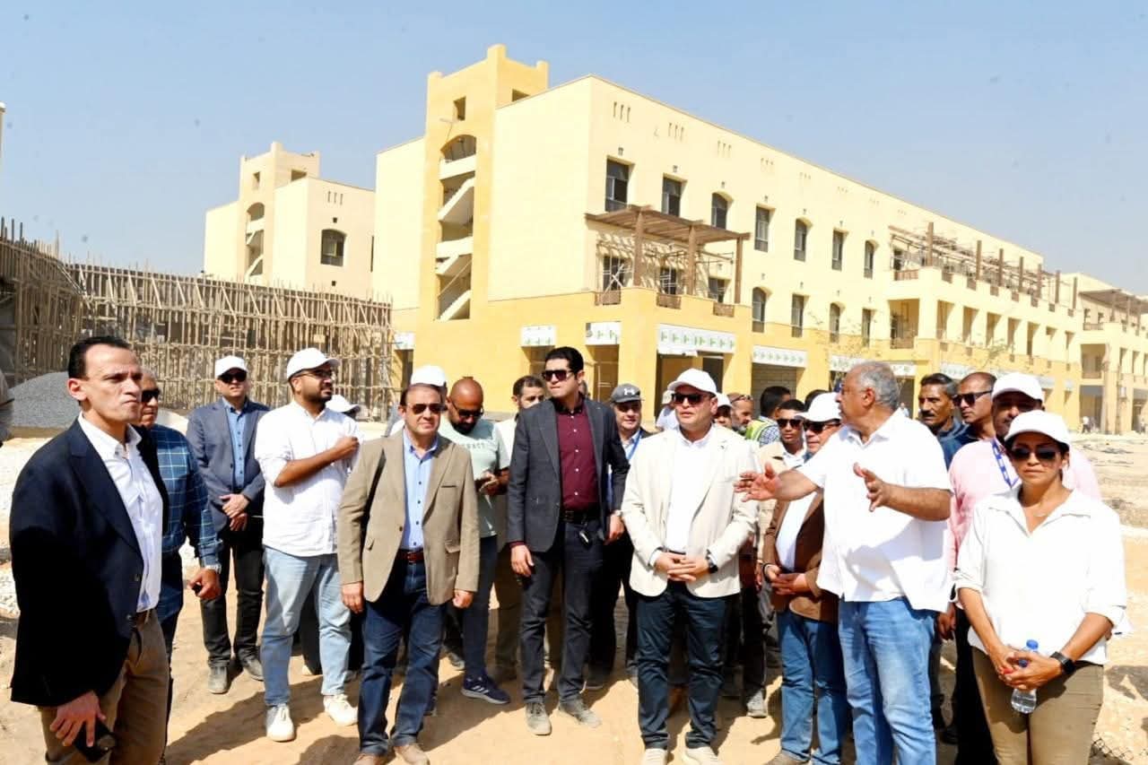 وزير الإسكان يتفقد مكونات مشروع حدائق 