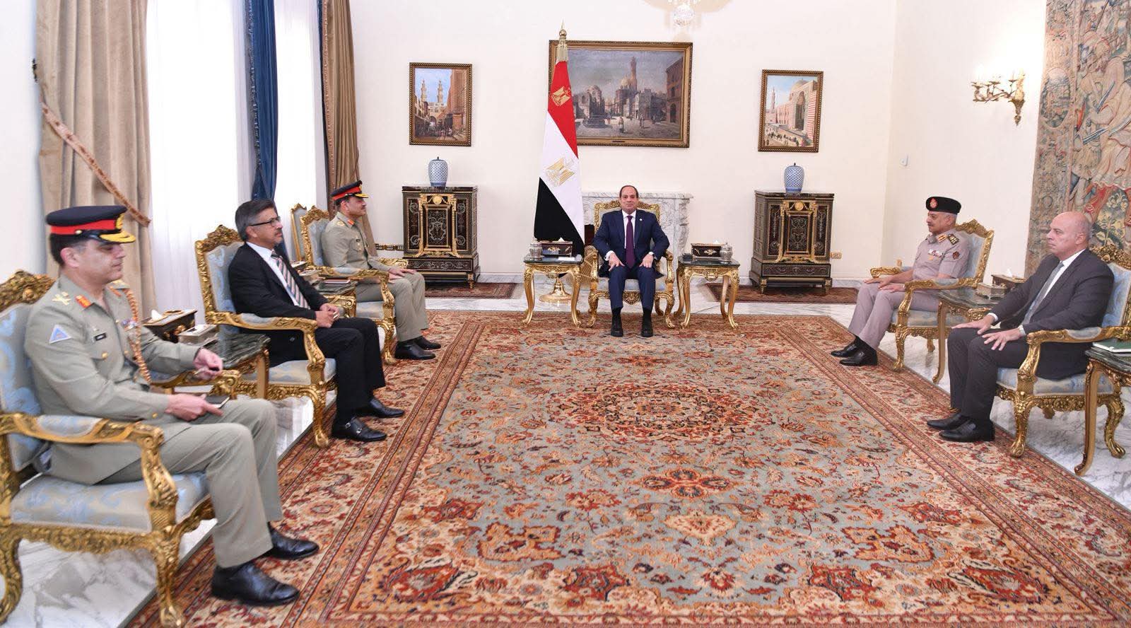 الرئيس السيسى يبحث سبل تعزيز الأمن والسلم الإقليمي مع رئيس أركان القوات البرية الباكستانية