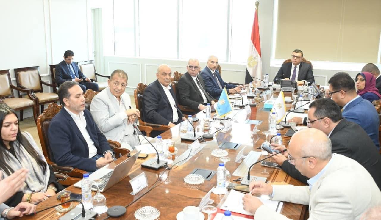 وزير الإسكان يلتقى مسئولى شركة HDP لمتابعة مبيعات وتسويق المشروعات بالمدن الجديدة