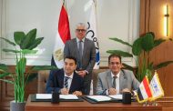 رئيس اقتصادية قناة السويس يشهد توقيع عقد مشروع شركة 