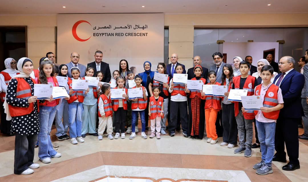وزيرة التضامن  تترأس اجتماع مجلس إدارة الهلال الأحمر المصري..وتسلم مجموعة من الأطفال الفلسطينيين شهادات اجتياز دورة 