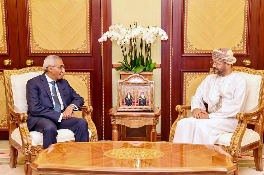 وزيرُ الخارجية العمانى يتسلم نسخة من أوراق اعتماد السفير المصري بمسقط