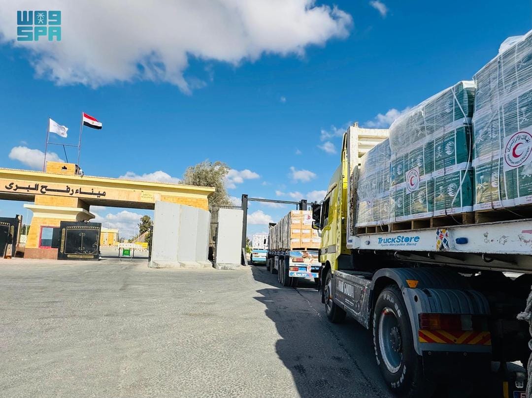 مساعدات إغاثية سعودية جديدة تعبر منفذ رفح متجهة إلى قطاع غزة