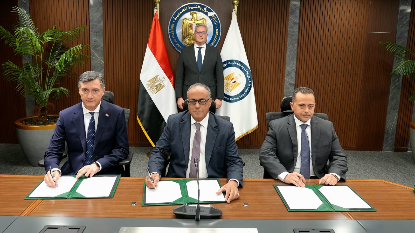 بدوى يشهد توقيع تمديد عقد تنمية حقل بلطيم شرق بين هيئة البترول وشركتي 